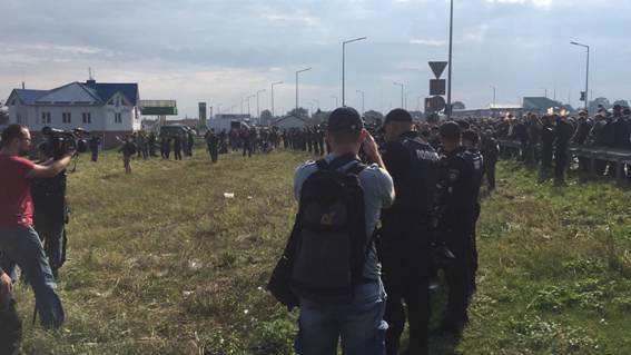 Більше сотні затриманих біля пункту пропуску Краковець поліція відправила до відділку