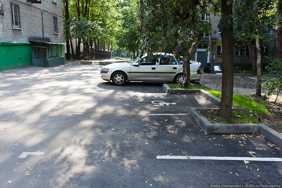 Він опублікував фоторепортаж про те,   як намалювали розмітки у нього в районі