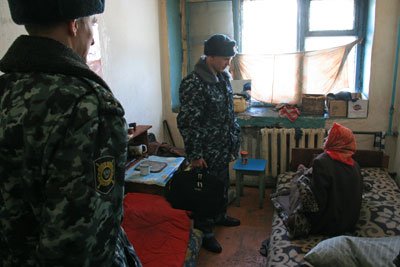 Кореспонденти АП провели день в поліцейській дільниці Серишевского району