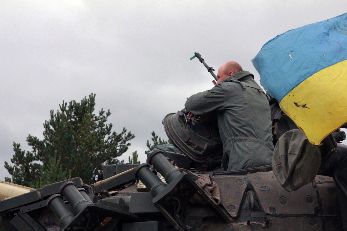 У місці відведення важкого озброєння і техніки екіпажі танків Т-64Б і БМП-1 виконували завдання зі стрільби по умовному ворогові і тактиці ведення бою