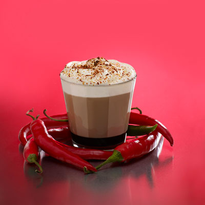 30-40 мл кави, приготованого зручним для вас способом   20 мл молока   2 столові ложки шоколадного соусу   мелений червоний перець   збиті вершки