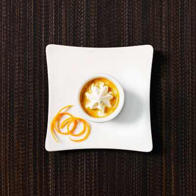 30-40 мл кави   1 чайна ложка сухого молока   збиті вершки   цедра апельсина або спеції Помаранчевий перець