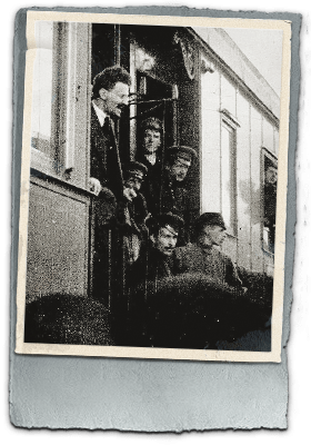 4 травня 1917 Троцький приїжджає в Петроград на Фінляндський вокзал, де його зустрічає велика делегація