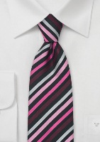 Класика відповідності краватки, костюма і сорочки - темний костюм, світла сорочка і більше темна краватка