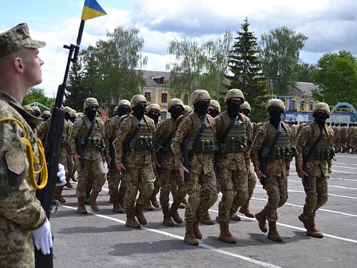 Для цього умови військової служби повинні бути більш привабливими, ніж на ринку праці, соціальні гарантії сержантів повинні демонструвати стійку тенденцію до підвищення