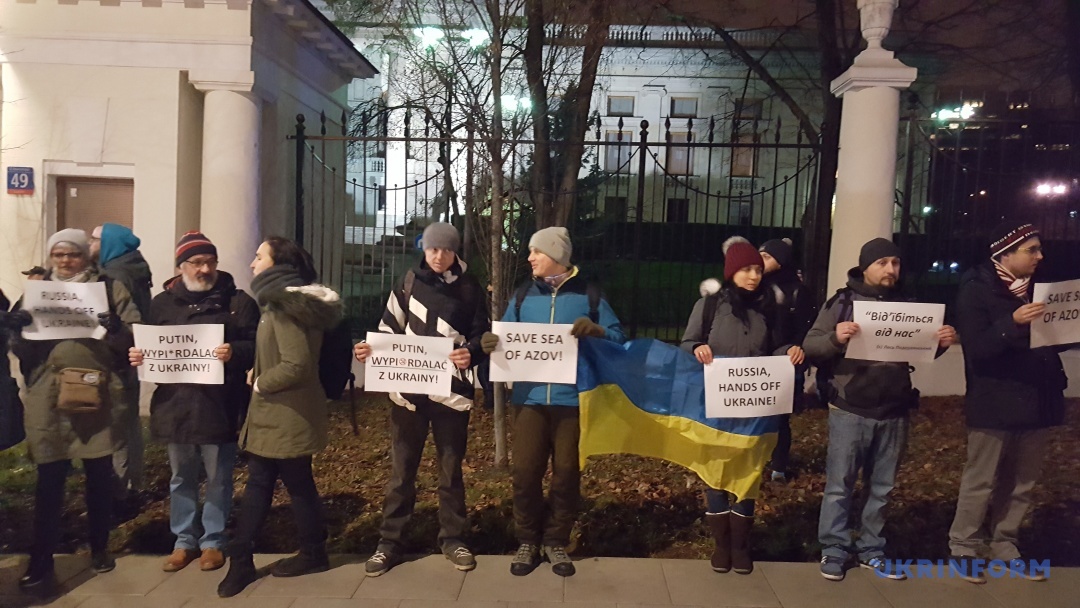 Активісти символічно розклали перед посольством Росії забризкані червоною фарбою невеликі паперові кораблі, з написами на них Нікополь, Бердянськ, Яни Капу що символізувало захоплені Росією кораблі і поранених українських моряків, повідомляє власний кореспондент Укрінформу