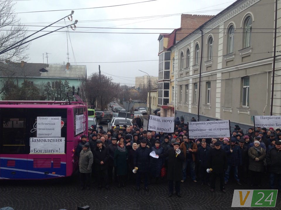 Керівник Луцького підприємства електротранспорту Володимир Пуц і депутати міської ради у відповідь на протести проти закупівлі швейцарських тролейбусів стверджують, що ті в кілька разів дешевше, ніж транспорт, пропонований луцьким автозаводом