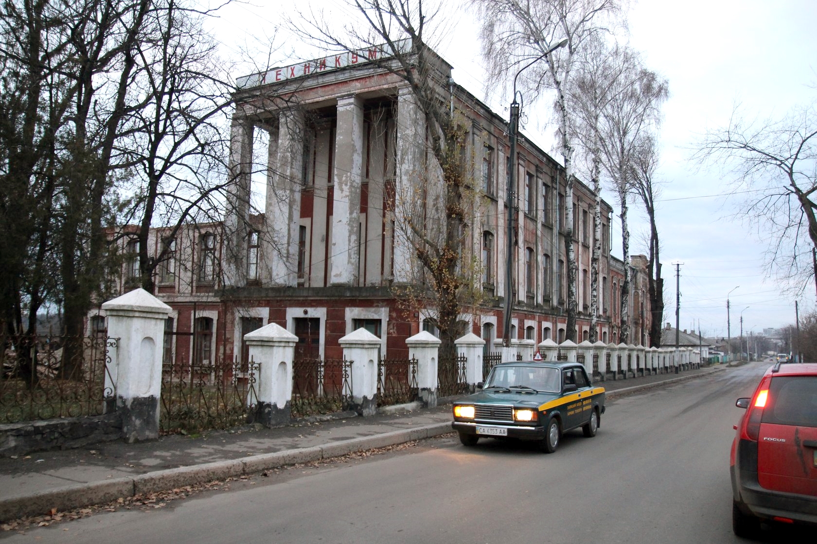 Особисто я з ним особисто не знайомий, ніколи в житті не бачив