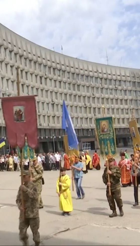 Біля пам'ятного знака на честь героїв Майдану помолилися за загиблих, відправили службу і центральному кладовищі міста, де поховані полеглі герої АТО