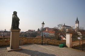 Пам'ятник Карелу гінекей Маху в місті Літомержіце (Фото: Ева Туречкова, Чеське радіо - Радіо Прага)   Син Людвік народився у незаміжньою Лорі під час канікул