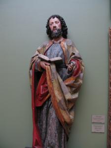 Також в залі радують око кілька старовинних скульптур, наприклад німецька скульптура невідомого майстра XV століття, що зображає євангеліста