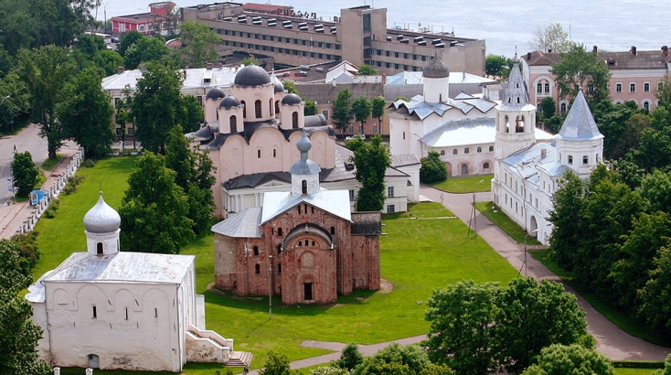 В даний час Ярославово дворище - одне з найкрасивіших місць Великого Новгорода: тінисті алеї, газони з квітниками