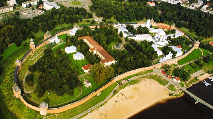 Екскурсійне обслуговування у Великому Новгороді пропонують Новгородський Державний об'єднаний музей заповідник та фірми міста