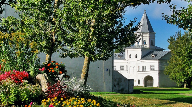Нікольський собор - найдавніший храм на території Ярославового дворища і в цілому на Торговій стороні