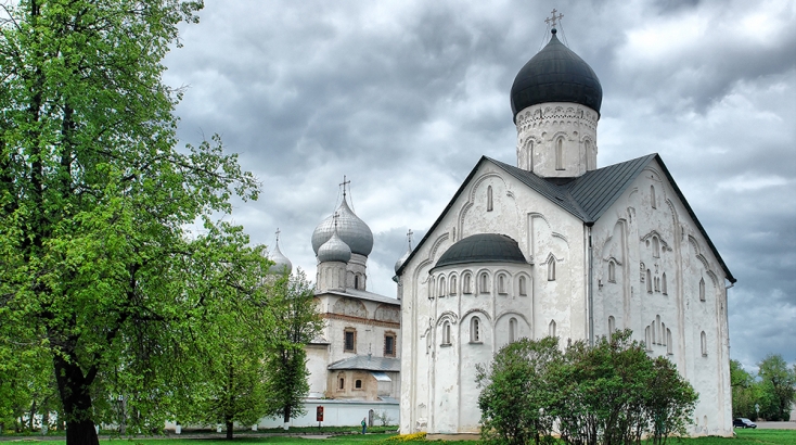 Лаконічна, витончена церква з елементами московського декору на фасадах