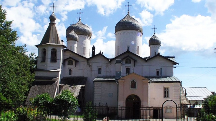 Собор був побудований на місці стародавньої церкви Знамення, спорудженої для ікони «Знамення Пресвятої Богородиці», котра захистила Новгород від суздальців в 1170г