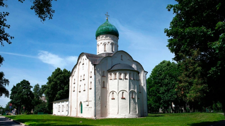 Церкви Апостола Філіпа і Миколи Чудотворця побудовані в 1526 р новгородськими і московськими купцями на місці розібраної церкви XIV ст