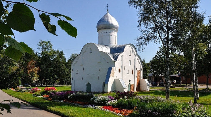 Двоповерхова мініатюрна церква Симеона розташована на території колишнього Звірина монастиря XII в