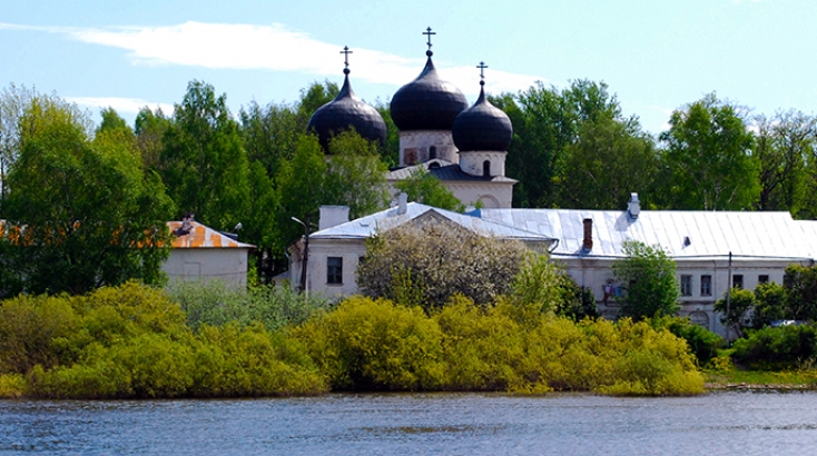 Чинний старообрядницький храм стоїть на невеликому підвищенні, на березі річки Волхов, недалеко від середньовічного вала
