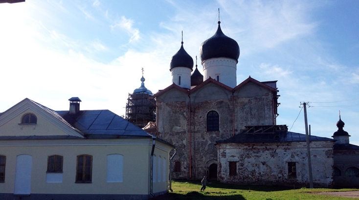 У 12 кілометрах на північний захід від Великого Новгорода знаходиться дивно красивий ансамбль Вяжіщского монастиря