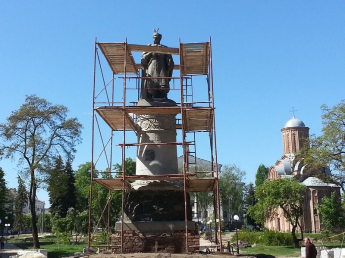 Планується, що в ході цієї реконструкції фігуру Хмельницького роботи відомого скульптора Івана Кавалерідзе розгорнуть, встановивши особою до центральної площі міста і П'ятницької церкви, - сказано в повідомленні