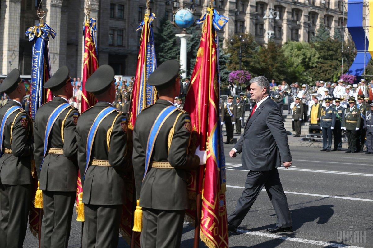 Порошенко присвоїв звання Герой України з врученням ордена «Золота Зірка» лейтенанту Олегу Довгому (посмертно) і лейтенанту Володимиру Сосніну