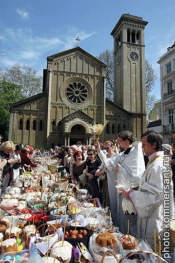 Великодні кошики (Easter baskets), наповнені яйцями, хлібом і іншою їжею, беруть з собою на пасхальну службу, щоб освятити в церкві