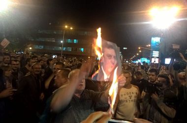 14 квітня 2016, 09:41 Переглядiв:   У Македонії учасники демонстрації протесту захопили канцелярію президента країни і атакували будівлю Міністерства юстиції, після цього на вулицях столиці країни   Скоп'є   почалися зіткнення з поліцією