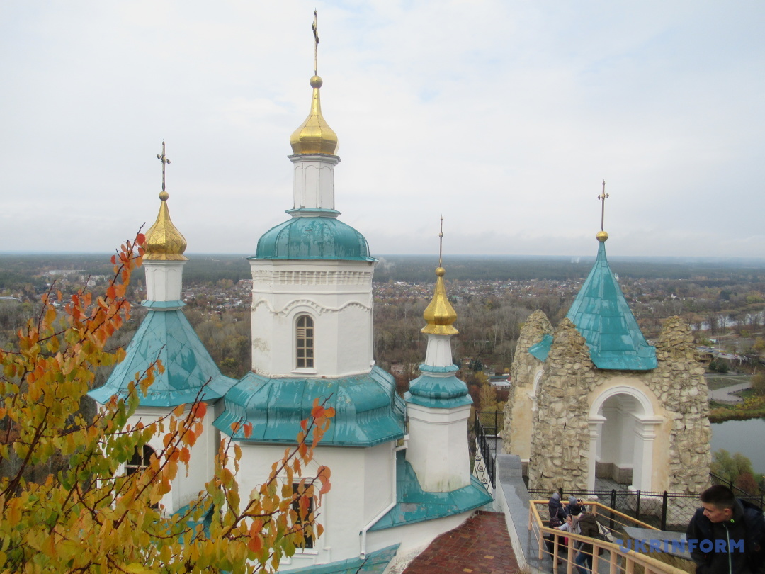 Я однак і так досить потерся рукавами куртки об стінки вузького коридору, щоб бруднити ще й голову