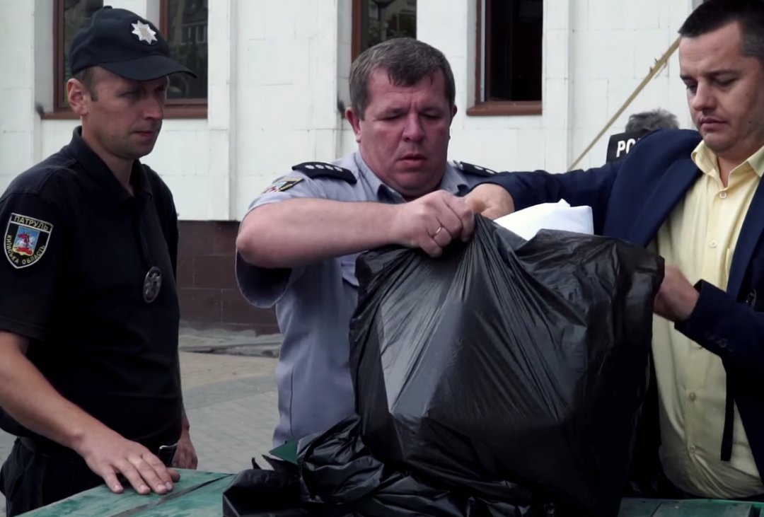 А також фото з Москви, де Лінніку вручали диплом від тамтешньої Вищої школи брендингу », - зазначає автор розслідування, користувач FB на ім'я Яків Євгенович