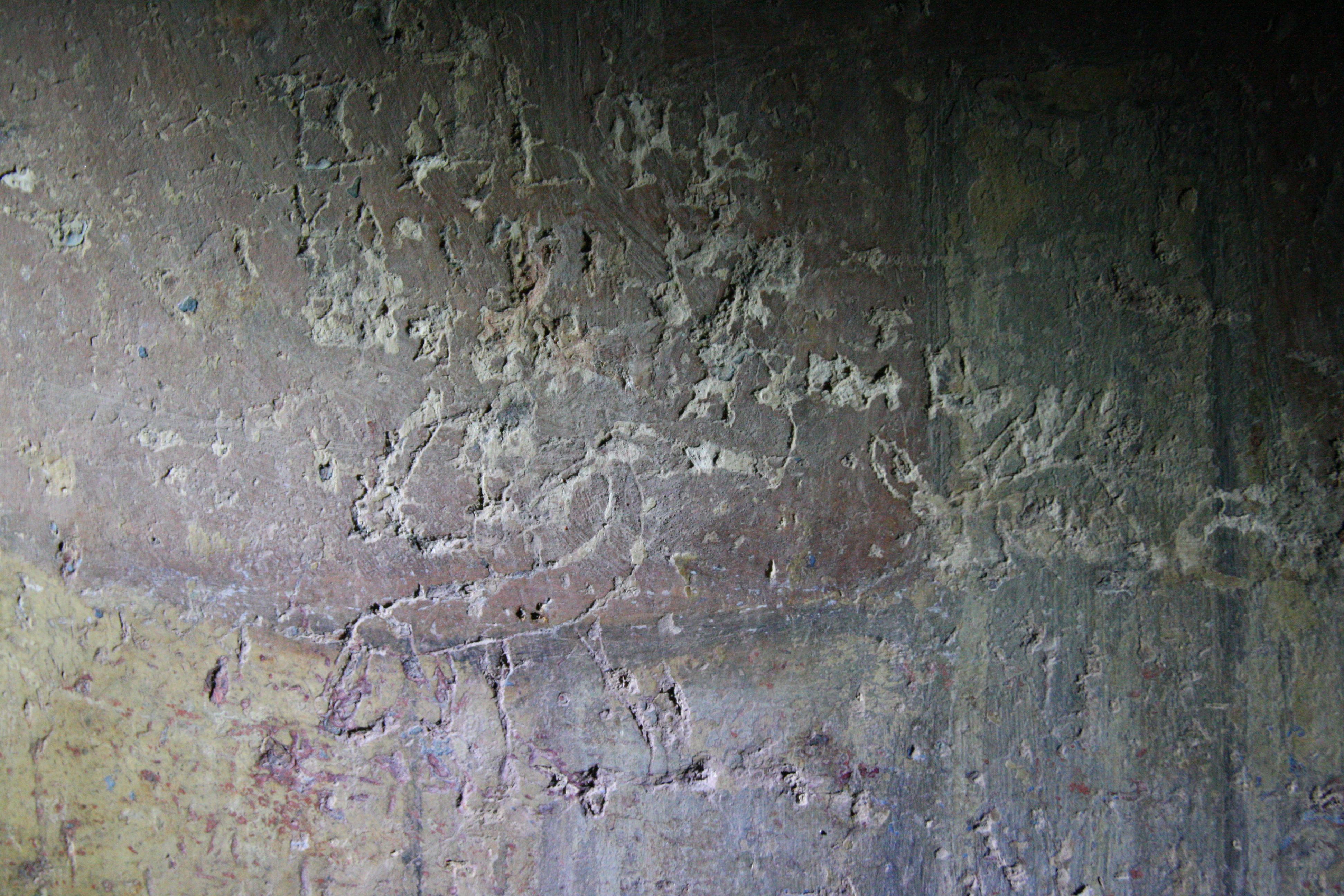 У вівтарній частині є графіті з Георгієм Переможцем, який бореться зі змієм