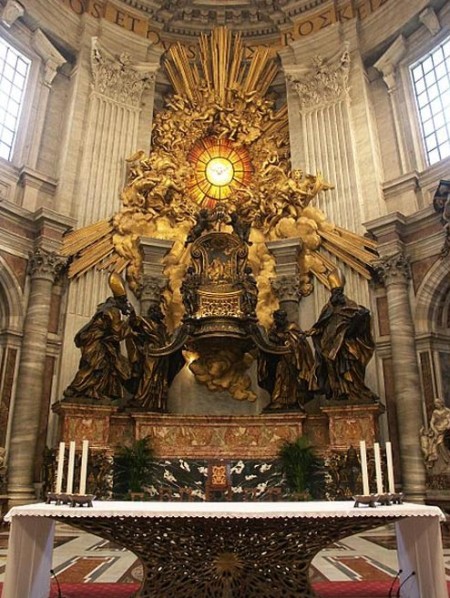 Проте, найстаріший трон папства - Трон Святого Петра (IV століття нашої ери) -Зроби зі слонової кістки і дуба