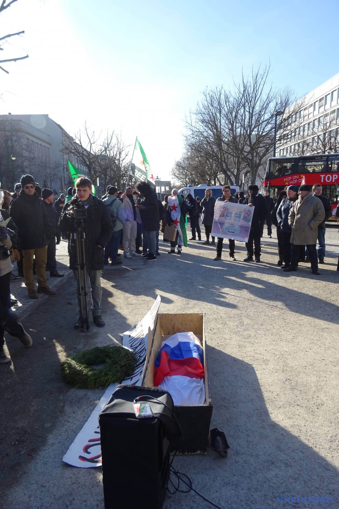 У неділю, в день президентський виборів в Росії, в центрі Берліна, перед Посольством РФ в ФРН пройшла акція «НІ коронації Путіна