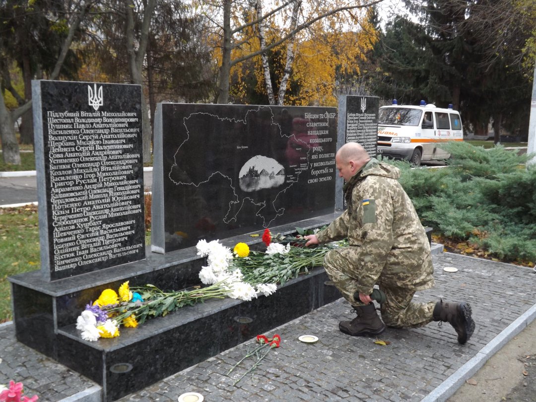 Хвилиною мовчання вшанували тих, хто не повернувся із зони бойових дій