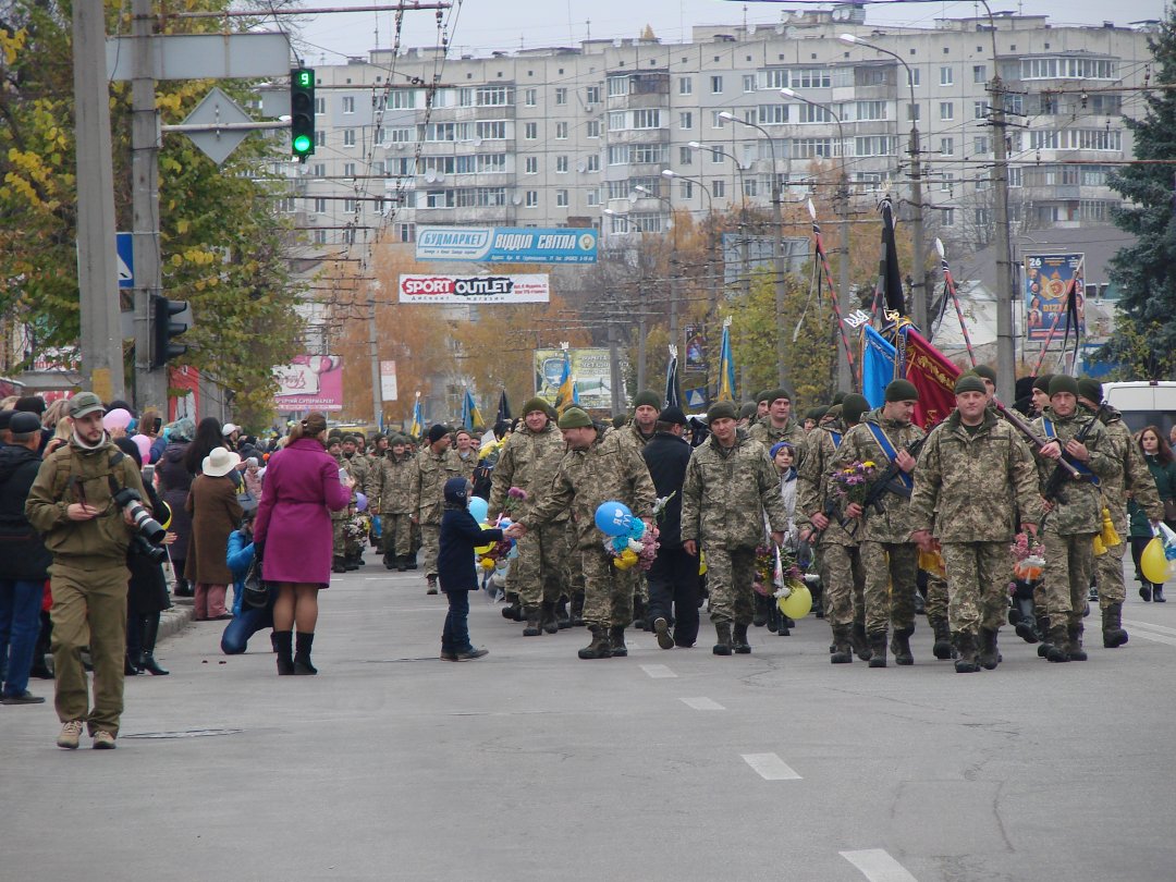 »І вручаючи воїнам квіти і синьо-жовті кульки