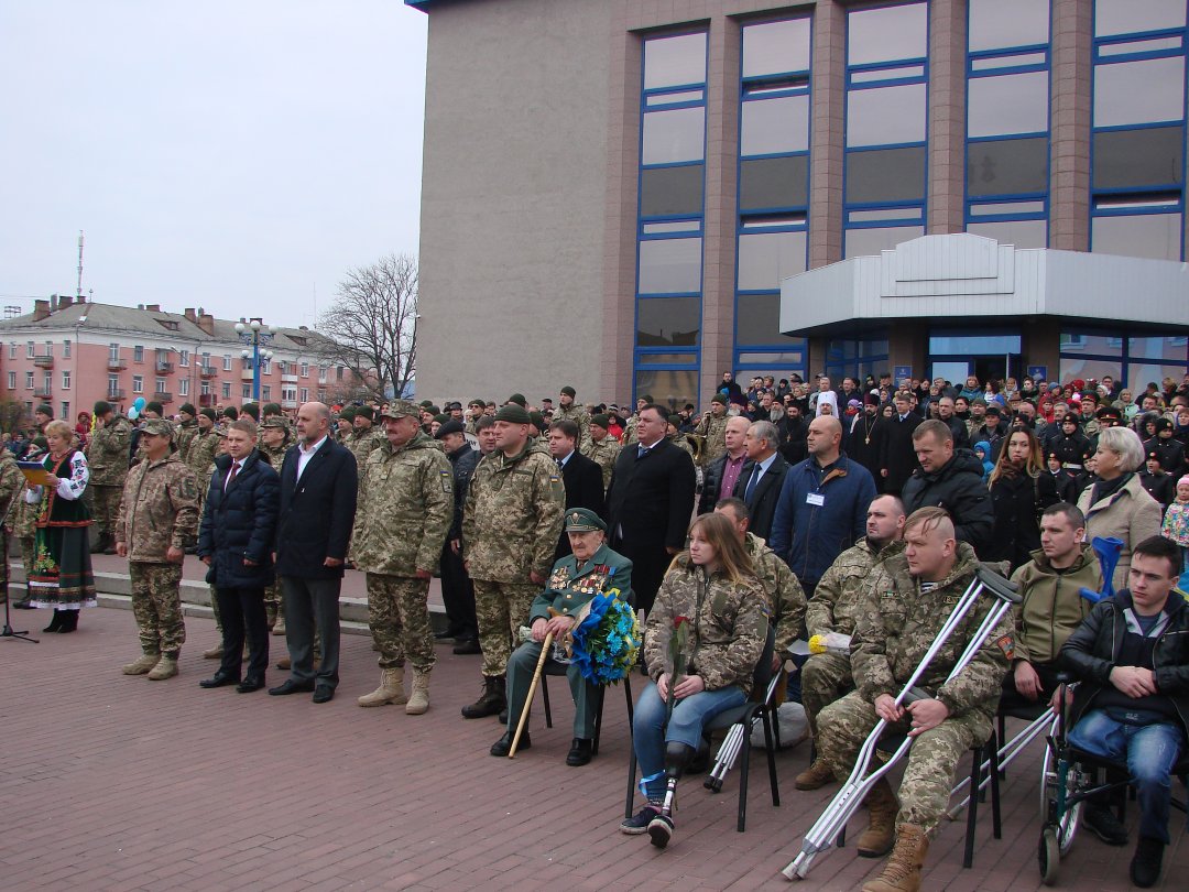 Вона висловила вдячність сім'ям бійців за підтримку, а також закликала хвилиною мовчання вшанувати пам'ять тих, хто не повернувся із зони бойових дій