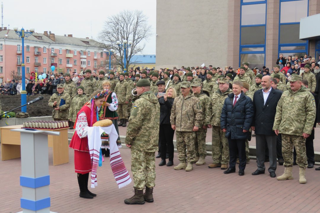 Також сказав слова подяки за можливість жити мирно, підкреслив, що прийдешні покоління повинні завжди пам'ятати і дякувати за подвиг воїнів 72 Окремою механізованої бригади імені Чорних Запорожців, міський голова Геннадій Дикий