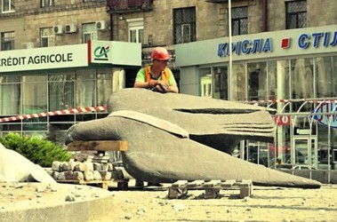 5 серпня 2012, 6:55 Переглядів:   На площі Рози Люксембург вже два дні тривають роботи з демонтажу монумента Незалежності - 16-метрової бетонної колони з соколом на маківці і 10-річної дівчиськом біля підніжжя