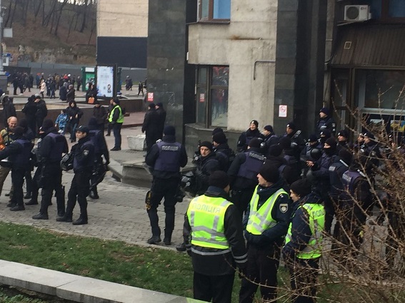 за   повідомленням   правоохоронців, порядок під час акції забезпечували близько 1200 осіб, заходи проходили спокійно, грубих порушень правопорядку не зафіксовано