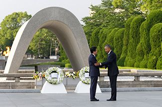 Історичний візит президента Обами в постраждалий від атомного бомбардування місто Хіросіма   Заклик до побудови світу без ядерної зброї перед пам'ятником його жертвам