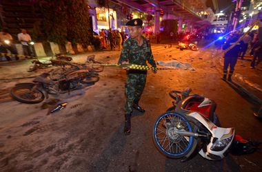 17 серпня 2015 року, 21:46 Переглядів:   Офіційні цифри загиблих і постраждалих під час вибуху в Бангкоку виросли до 18 убитих і 117 поранених, таку інформацію поширив Бангкокский центр надзвичайної медицини Ераван, що входить в систему міністерства внутрішніх справ