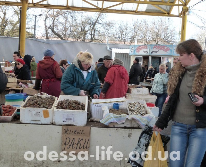 Незважаючи на те, що зараз лов раків в Україні заборонений, в Одесі йде жвава торгівля річковим делікатесом
