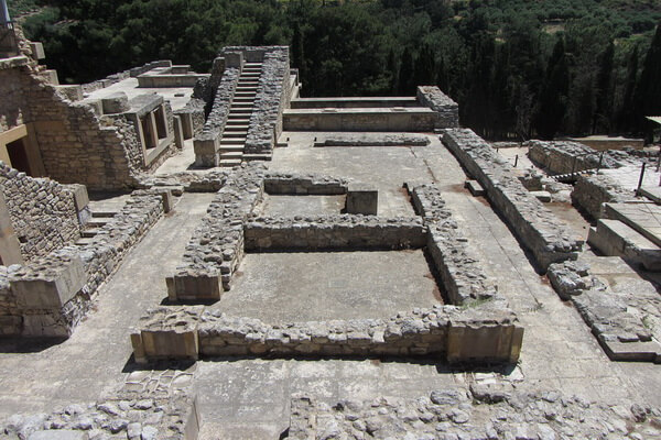 Задовго до початку розкопок Еванс неодноразово відвідував Крит в пошуках свідчень про далеку цивілізації