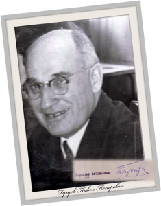 Павло Петрович Гугуєв - завідувач міською бібліотекою №1 в 1960-і роки, а потім в 1970-х - перший директор Центральної міської бібліотеки та ЦСГБ Волгограда