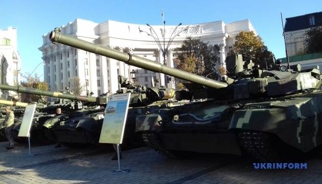 Напередодні Дня захисника України на Михайлівській площі в Києві відкрилася виставка військової техніки