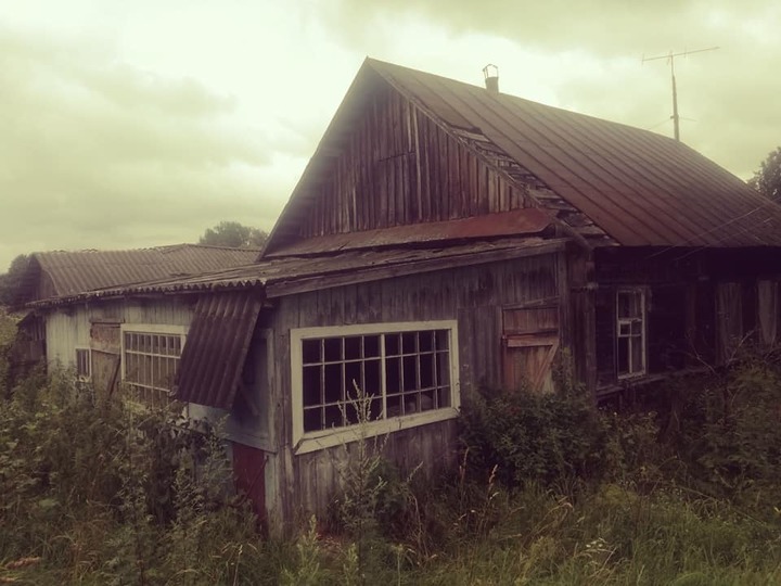 Проста, вирізана, ймовірно, з якогось журналу, фотографія ікони в саморобному окладі з фольги