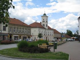 Городок Росице (Фото: автор)   Але наша подорож в Росице пов'язано з більш пізньої історією, пам'ять про яку в моравському містечку свято бережуть і щороку в День перемоги відвідують могили радянських солдатів, які поклали своє життя за визволення Чехословаччини