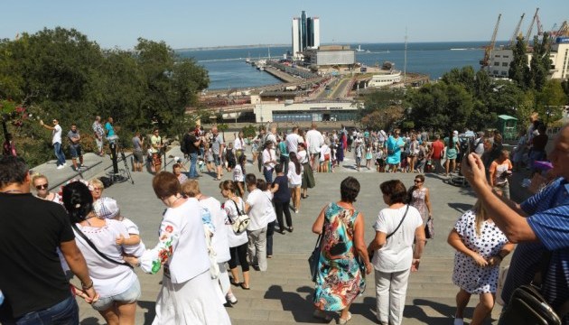 У традиційній масової акції Вишиванковий ланцюг, яку щорічно проводять на Потьомкінських сходах одесити і гості міста в День Незалежності України, в цьому році взяли участь рівно 1900 учасників свята