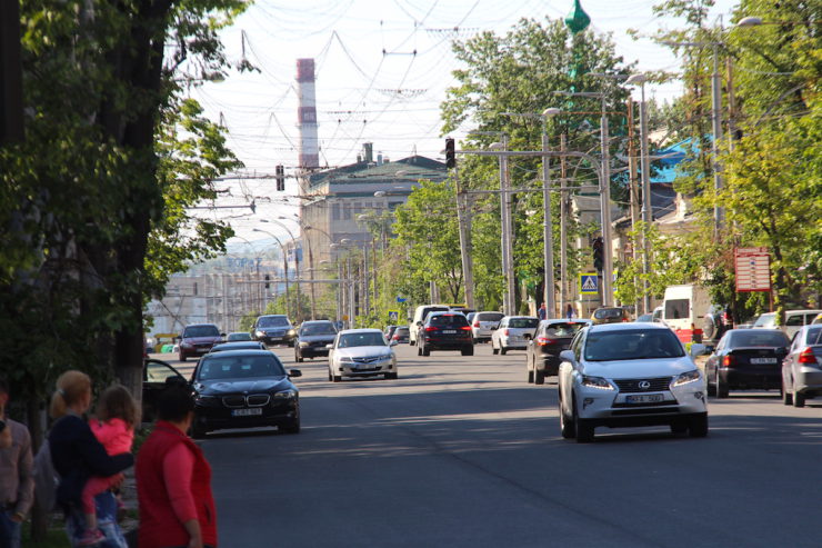 Може скластися враження, що це все ще радянське місто - архітектура того часу впадає в очі