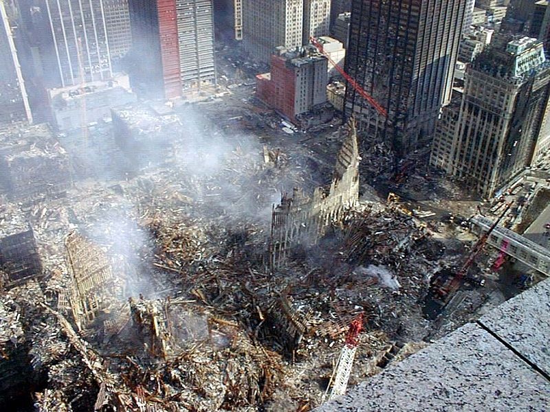 Зруйновані башти Всесвітнього торгового центру і кілька прилеглих будівель